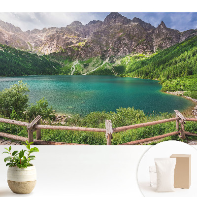 Modern tapéta Egy hegyi tó, zöld növényzettel körülvéve