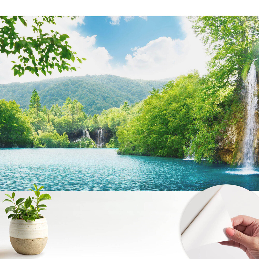 Dekor tapéta Vízesés a zöld hegyek között