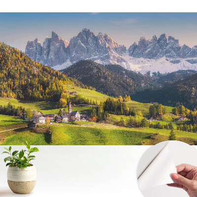 Öntapadó tapéta Egy hegyi falu festői tájjal