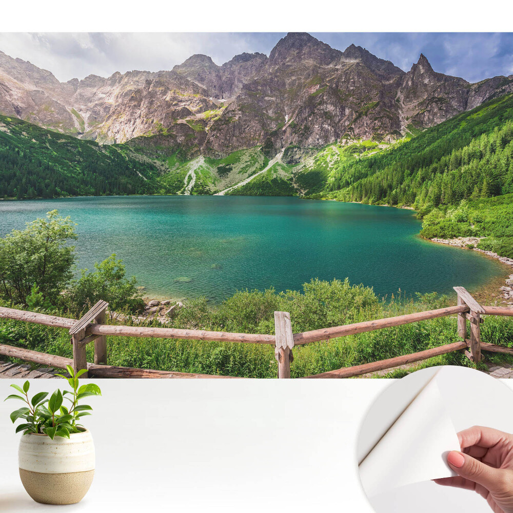 Öntapadós tapéta Egy hegyi tó, zöld növényzettel körülvéve