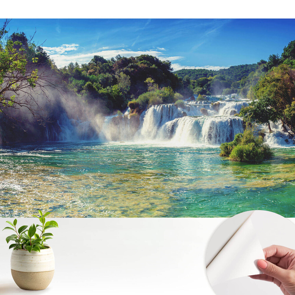 Öntapadós tapéta falra Lenyűgöző vízesés, zöld növényzettel körülvéve