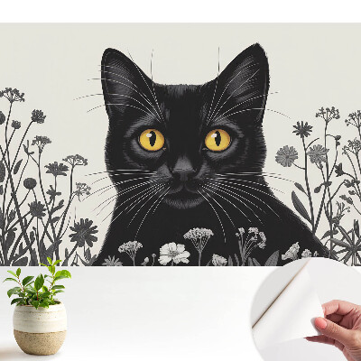 Öntapadó tapéta Egy fekete macska sárga szemekkel a virágok között