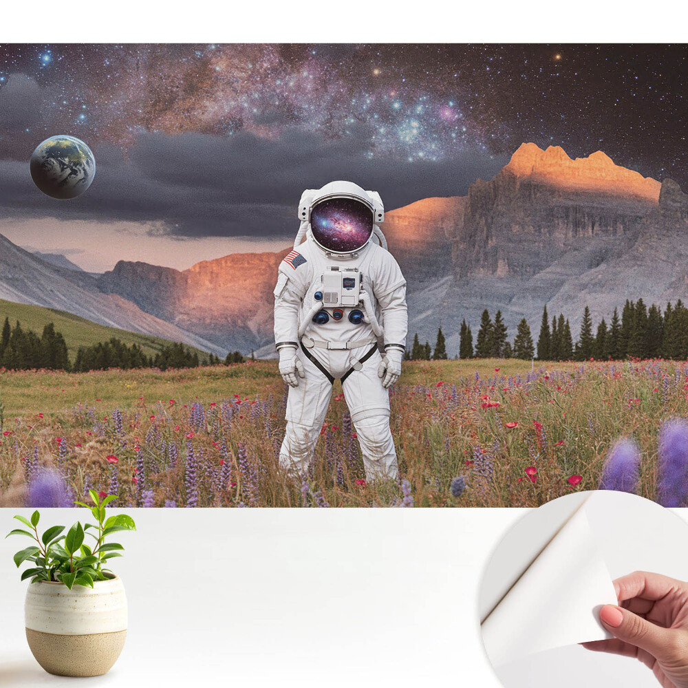 Öntapadós tapéta Szürrealista űrhajós a hegyekben