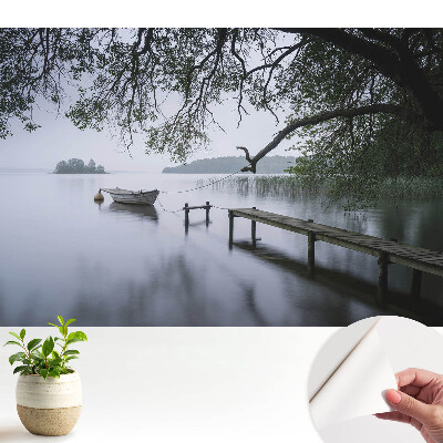 Öntapadós tapéta Pihenés a tóparton a természet nyugalmában