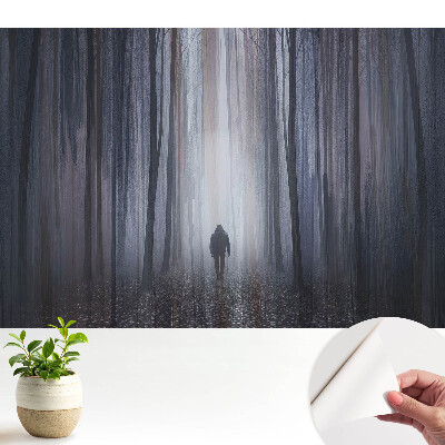 Öntapadós tapéta Egy magányos alak egy titokzatos erdőben