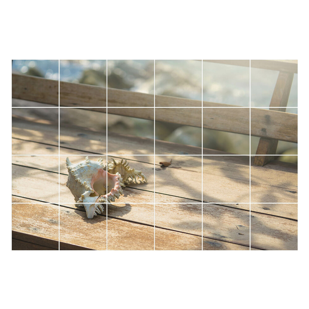 Öntapadós csempe matrica Tengeri kagyló egy fából készült háttér