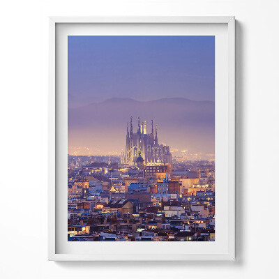 Kép keretben Barcelona és a Sagrada éjszakai nézete