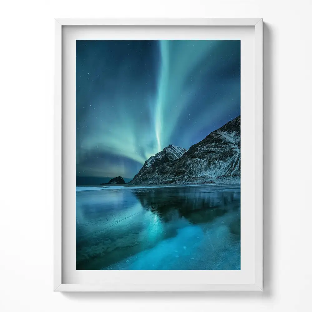 Kép keretben Aurora borealis hegyek és víz felett