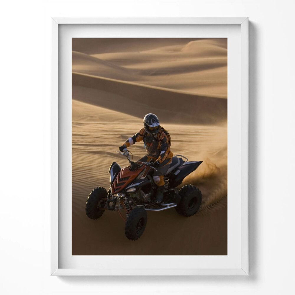 Keretezett kép ATV lovaglás a sivatagban