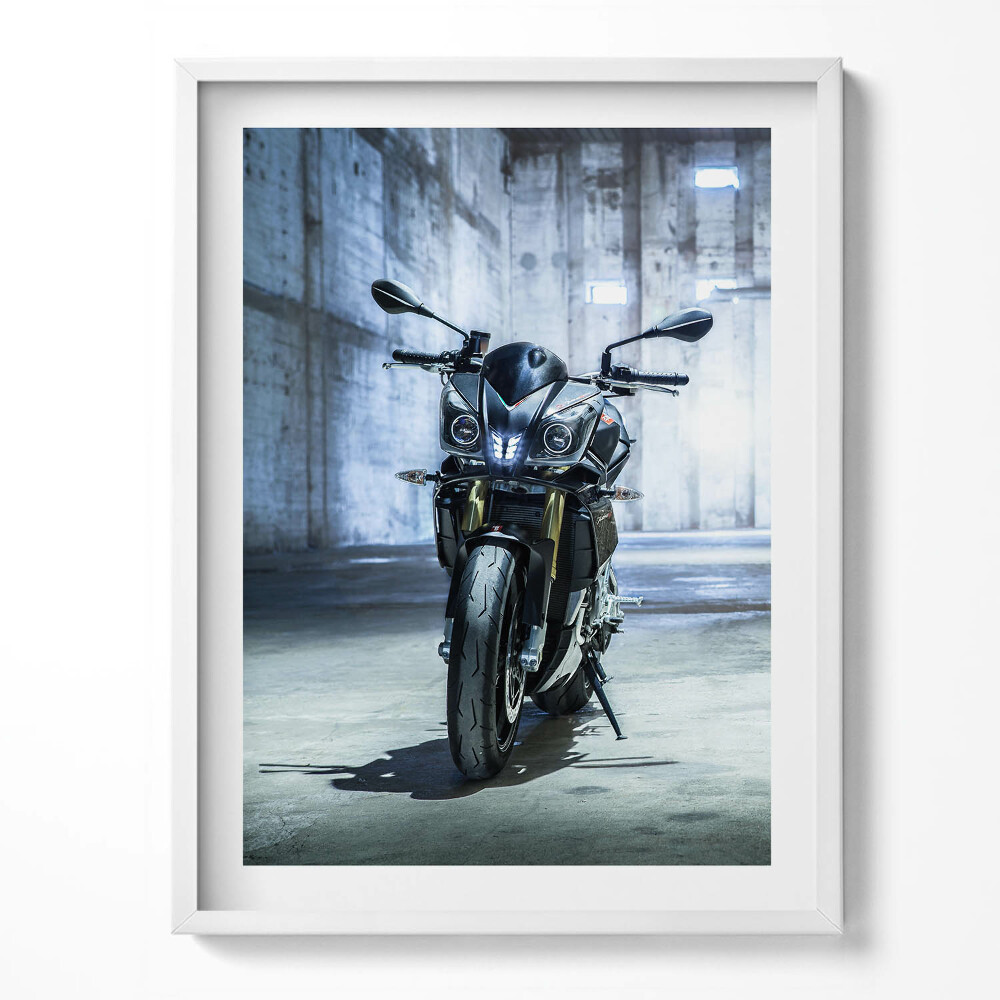 Keretezett kép Motoros egy betonozott városi sikátorban