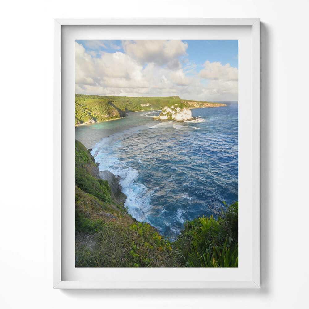 Keretezett kép Sziklás part és tenger hullámai