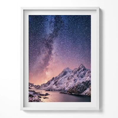 Kép keretben Auróra és csillagos ég a hegyek felett