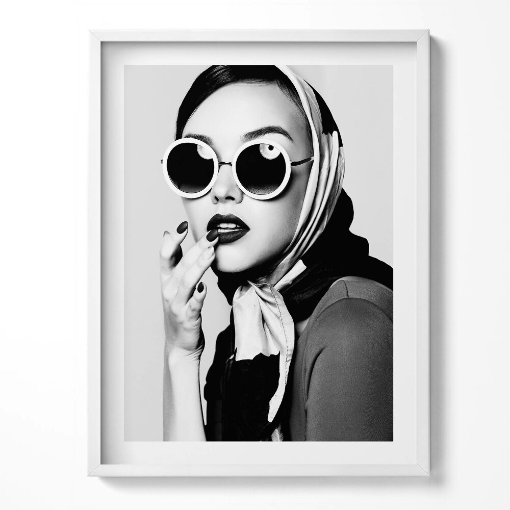 Kép keretben Fekete-fehér portré egy nőről glamour stílusban
