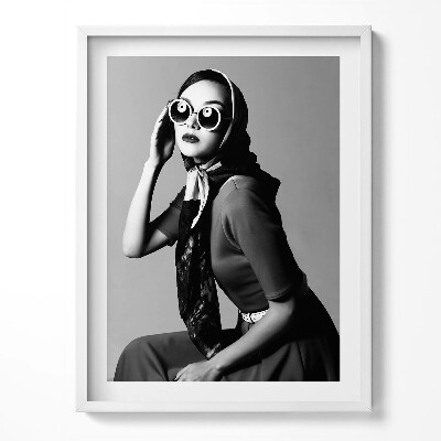 Keretezett kép Fekete-fehér portré egy nőről glamour stílusban