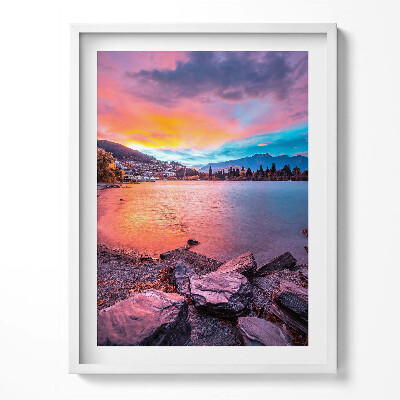 Kép keretben Városi táj a hegyekben naplementében