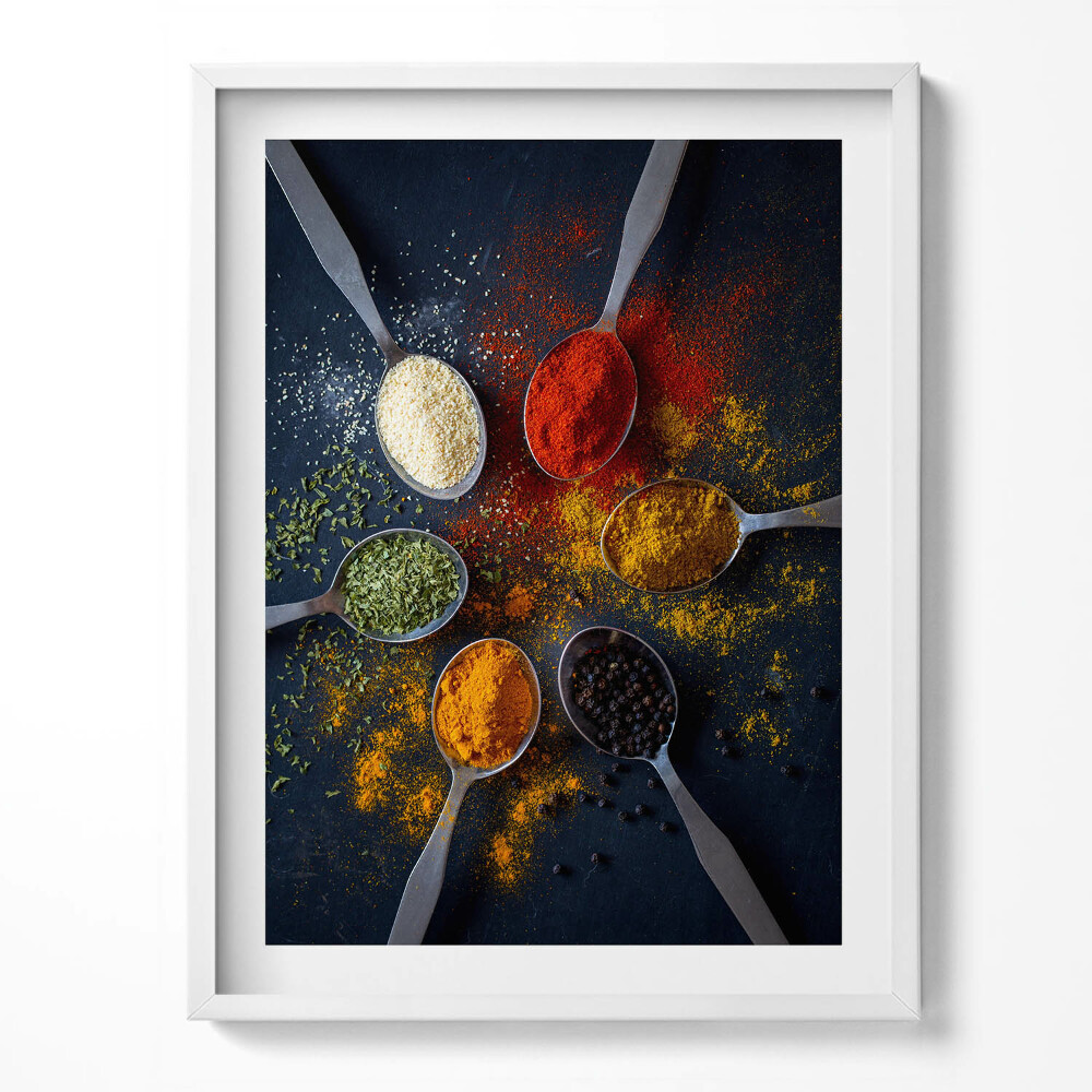 Keretezett kép Kanál színes fűszerekkel a konyhába