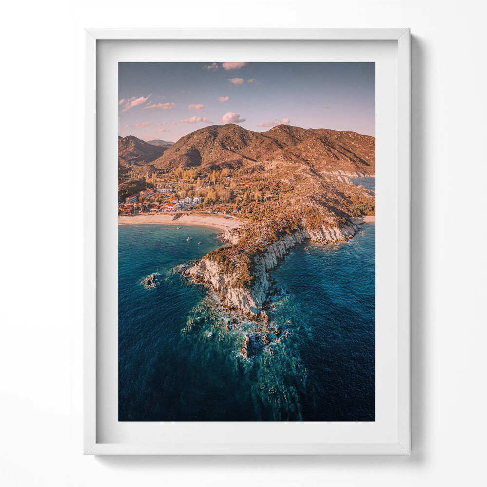 Kép keretben Tengerparti város és szikla