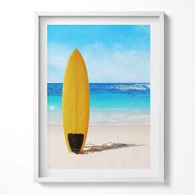 Keretezett kép Sárga szörfdeszka a tengerparton, a háttérben a tenger