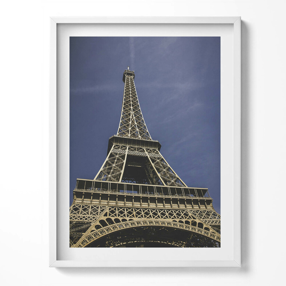 Kép keretben Az Eiffel torony alulnézetből Párizsban