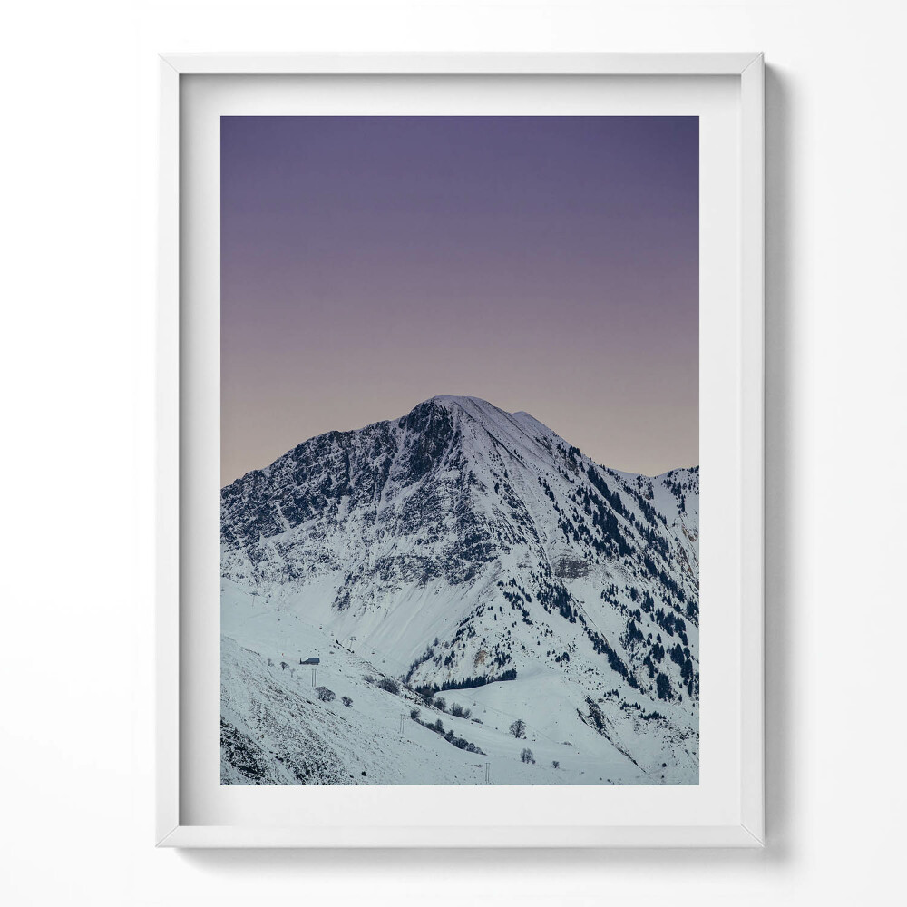 Kép keretben Éjszakai város fényvisszaverődésekkel a vízben