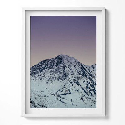 Kép keretben Éjszakai város fényvisszaverődésekkel a vízben