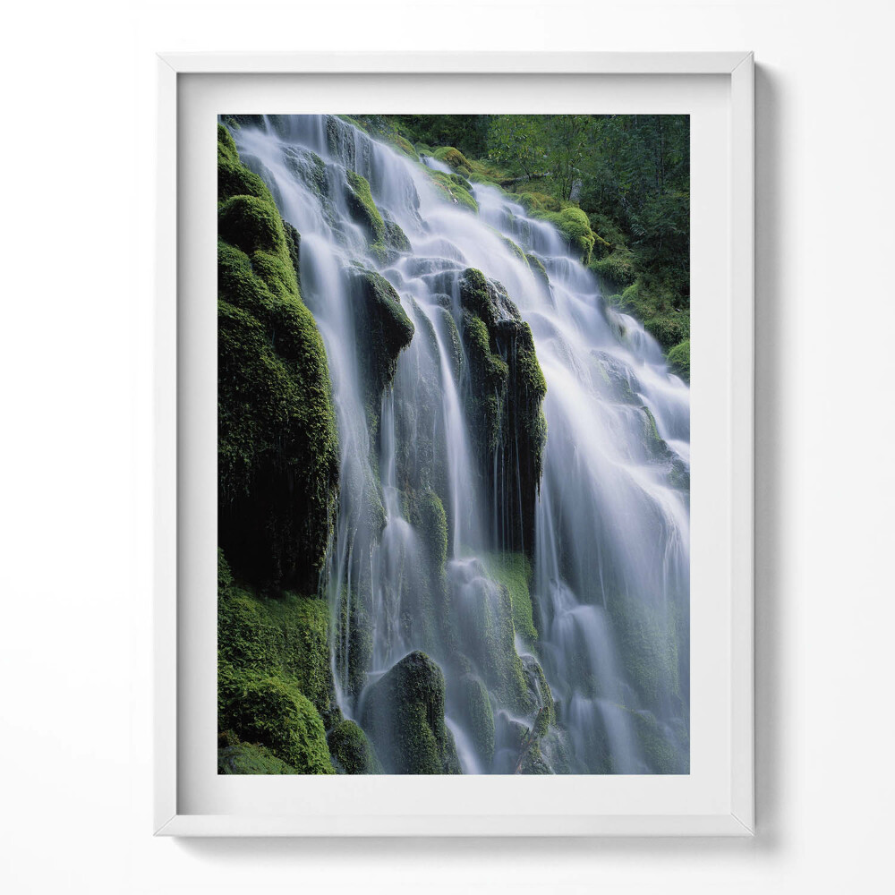 Keretezett kép Egy nagy vízesés a dzsungelben