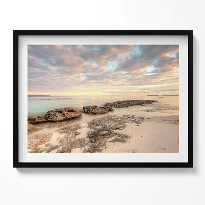 Kép keretben Tengerparti naplemente sziklák mellett