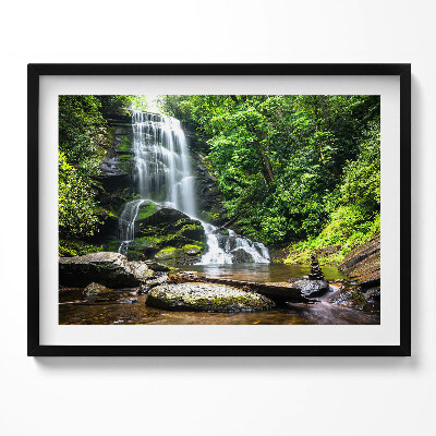 Kép keretben Zöldellő vízesés és sziklák