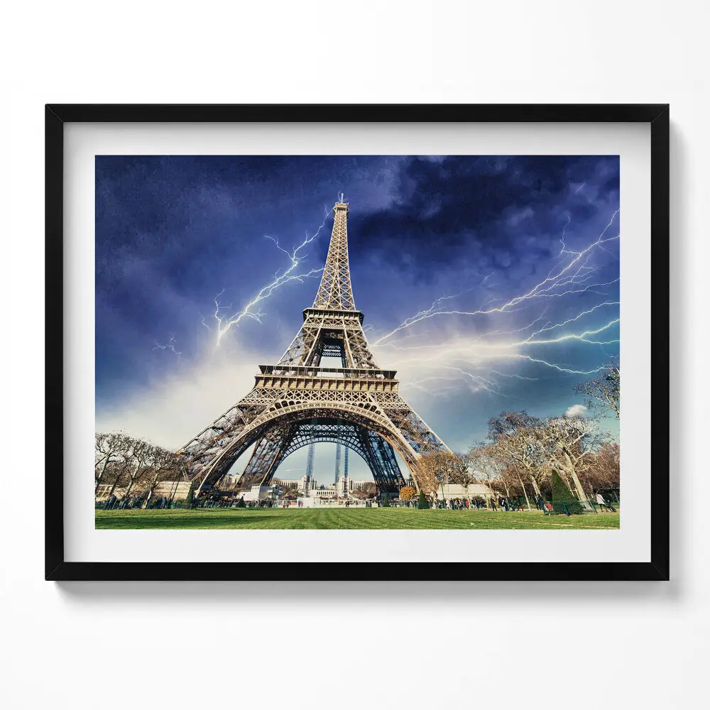 Kép keretben Eiffel-torony viharos háttérrel