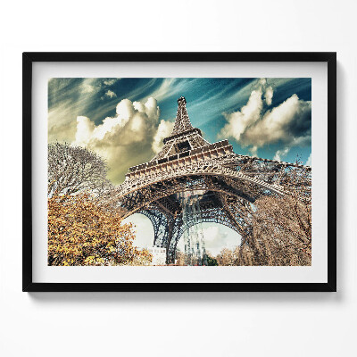Kép keretben Eiffel-torony alulnézetből