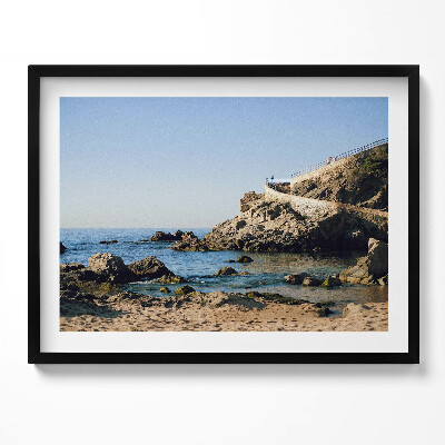 Kép keretben Tengerparti sziklákkal és kék vízzel