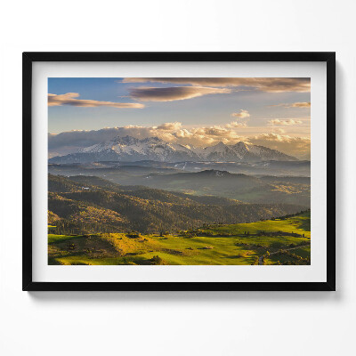 Kép keretben Hegyek és zöld dombok tája