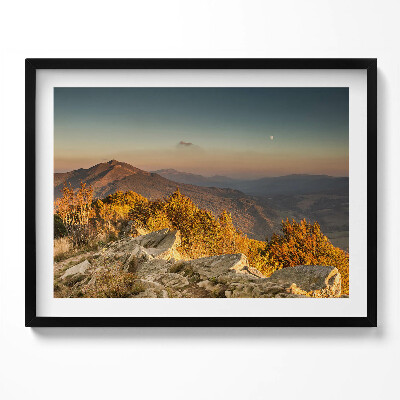 Kép keretben Hegyek naplementében sziklák között