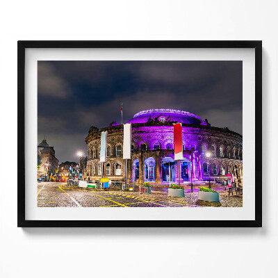 Kép keretben Modern épület éjszakai világításban