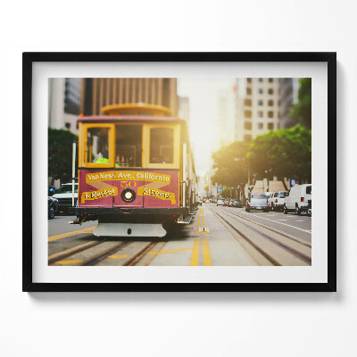 Kép keretben Városi villamos a napsütésben