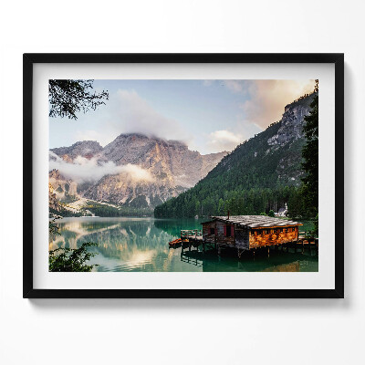 Kép keretben Tóparti faház hegyekkel