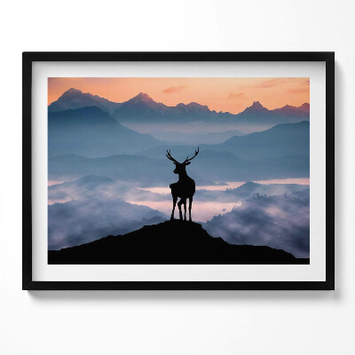 Kép keretben Szarvas a hegyekben naplementében