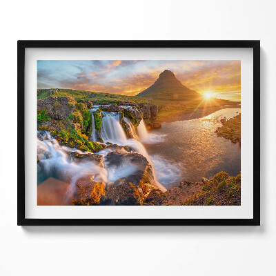 Kép keretben Vízesés és hegycsúcs naplementében