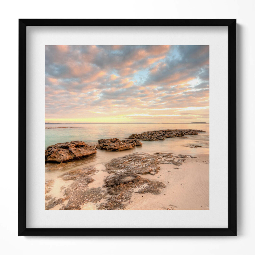 Keretezett falikép Tengerparti naplemente sziklák mellett