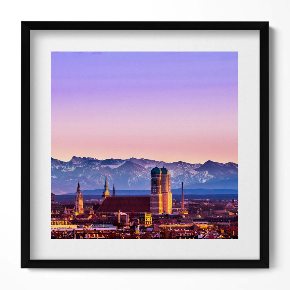 Keretezett falikép Városi táj hegyek háttérben