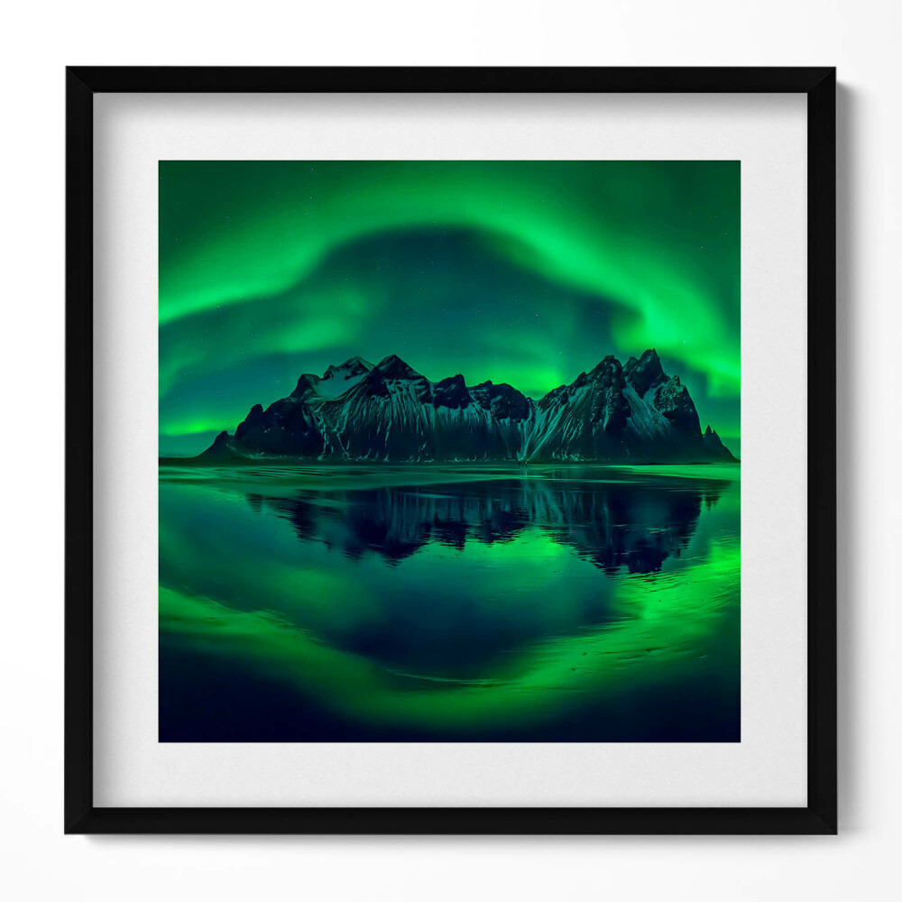 Keretezett falikép Északi fény hegyek felett