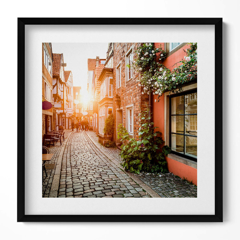 Keretezett falikép Kanyargós utca napfény régi házak