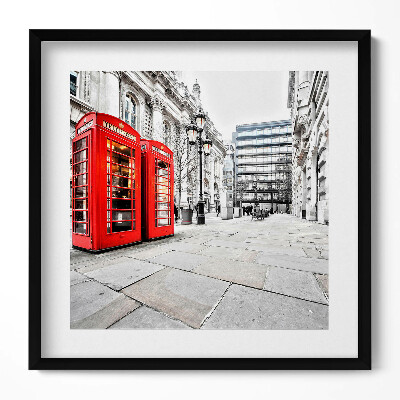 Keretezett falikép Piros telefonfülkék városi környezetben