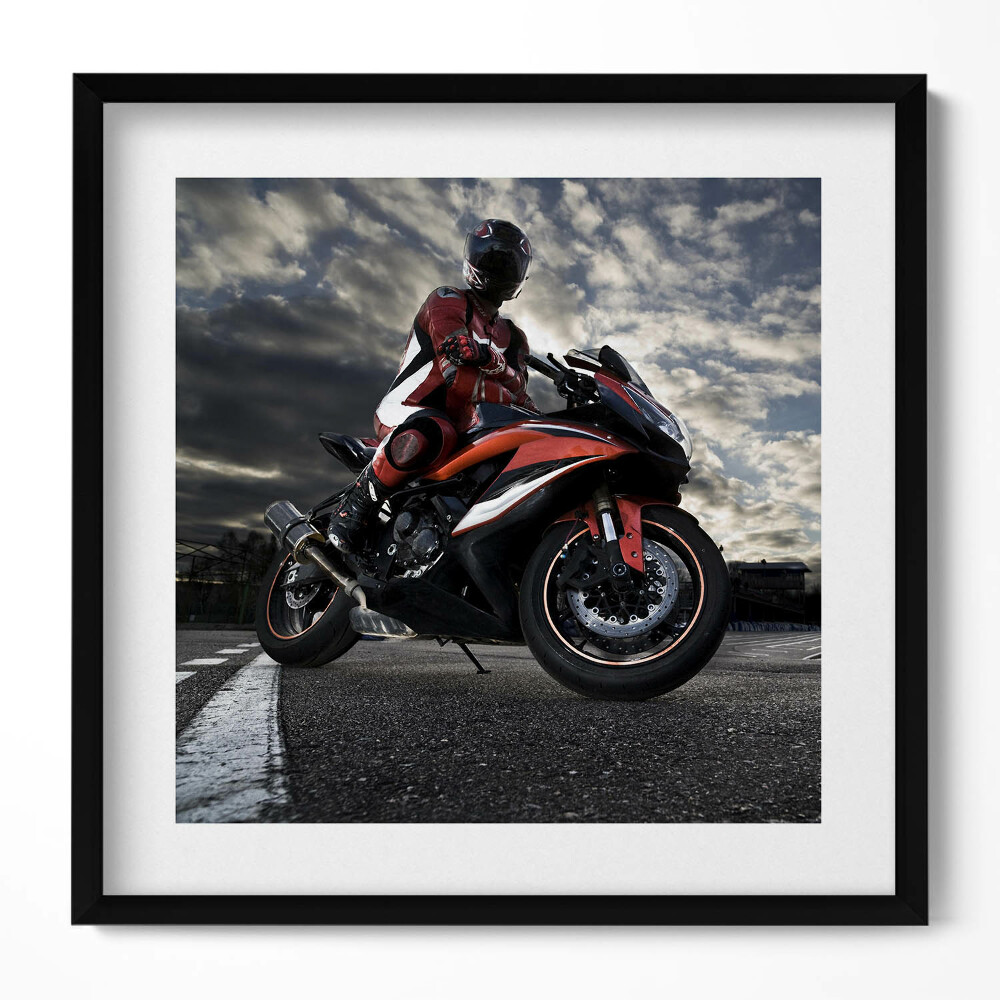 Keretezett falikép Motoros a motorján