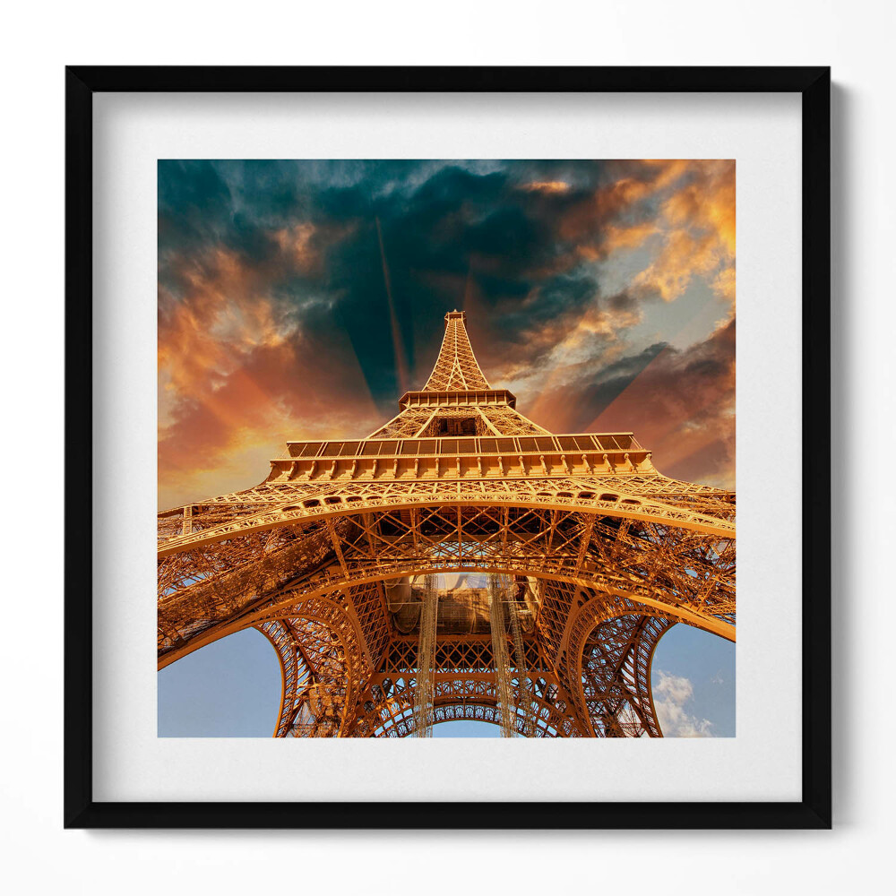 Keretezett falikép Eiffel-torony alulnézetből
