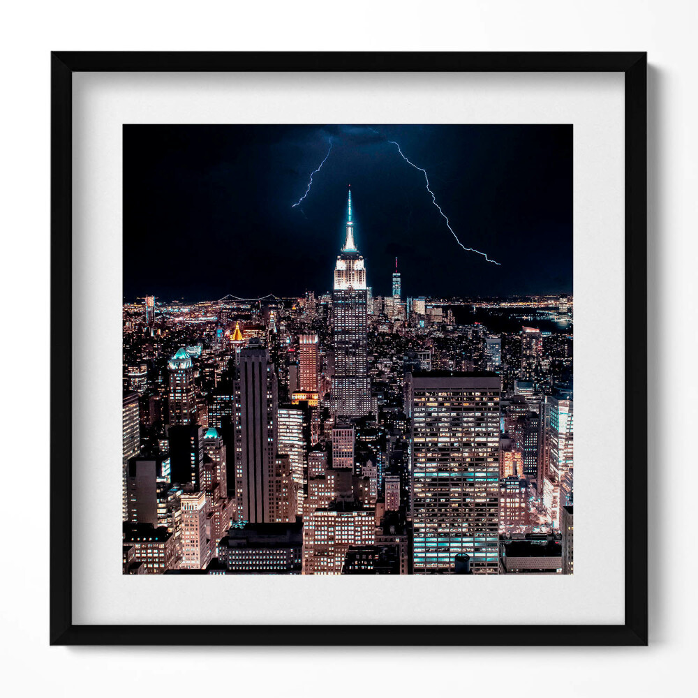 Keretezett falikép New York éjszakai látképe villámokkal