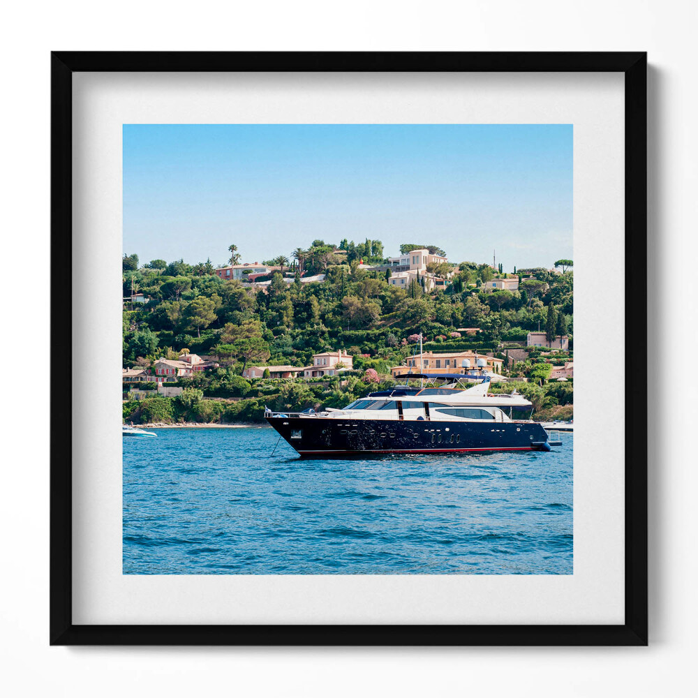 Keretezett falikép Jacht a tengerparti táj előtt