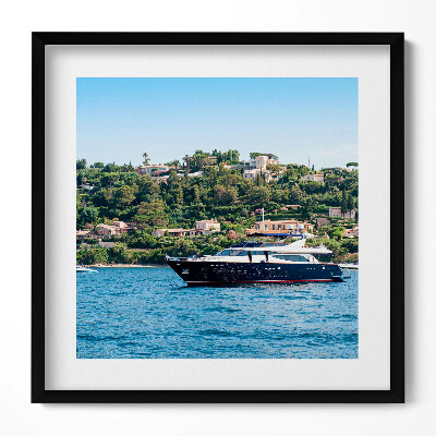 Keretezett falikép Jacht a tengerparti táj előtt