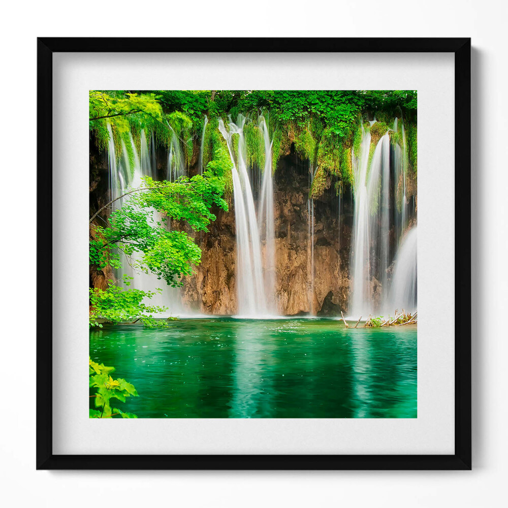 Keretezett falikép Zöldellő vízesés és tó