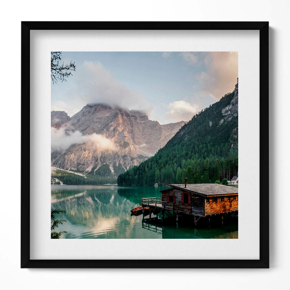 Keretezett falikép Tóparti faház hegyekkel